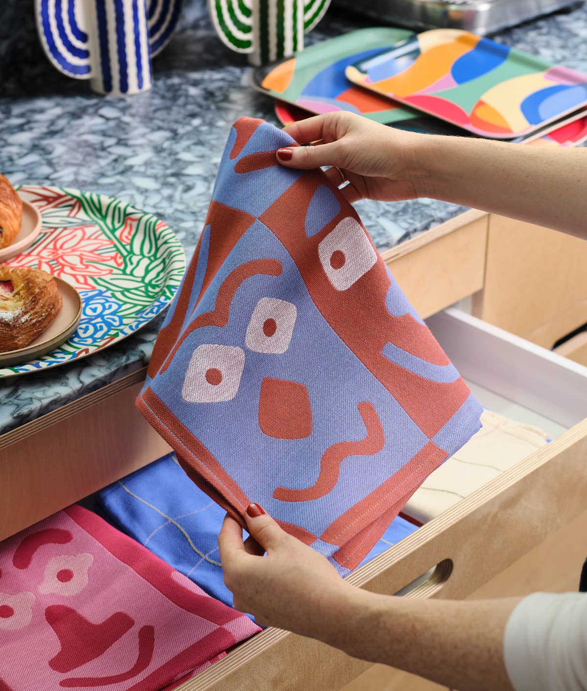 Wrap - FACES Geschirrtuch (50 × 70 cm) • Blue/Brown - ROSA ECK