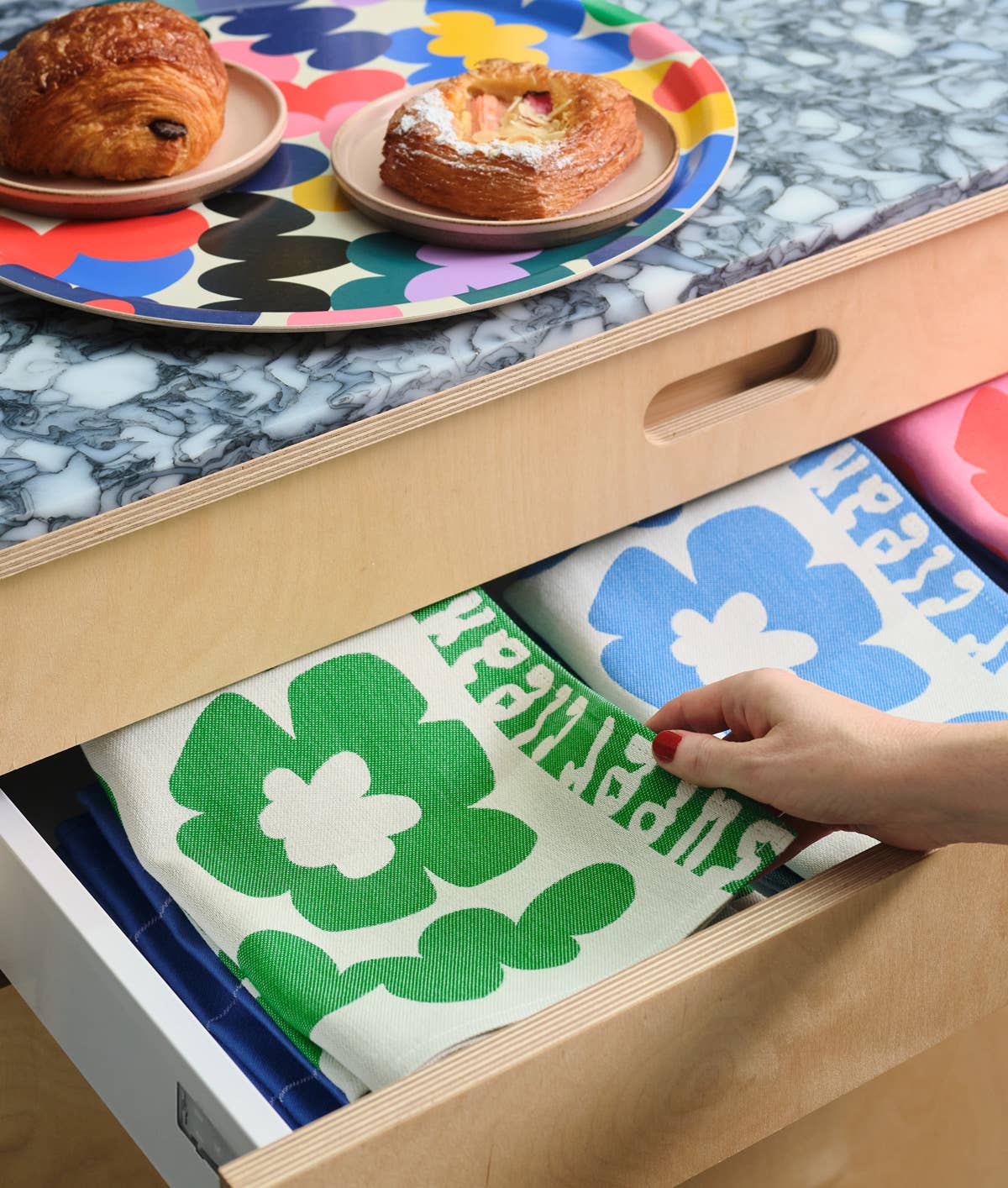 Wrap - FLOWERS AND SQUIGGLES Geschirrtuch (50 × 70 cm) • Green/Natural - ROSA ECK