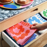 Wrap - FLOWERS AND SQUIGGLES Geschirrtuch (50 × 70 cm) • Pink/Warm Red - ROSA ECK