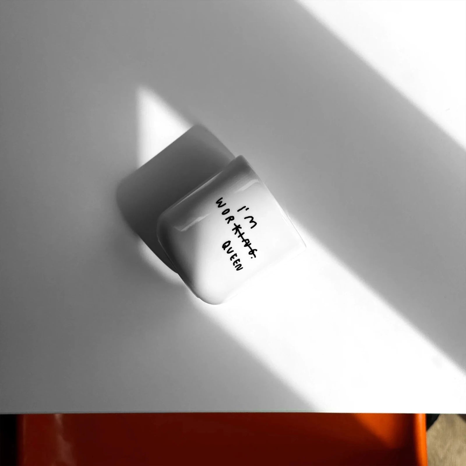 Becher aus Porzellan • I'M WORQUEEN – Yahya Studio – Bild 7