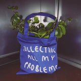 yahya studio - COLLECTING MY PROBLEMS Tragetasche • Dunkelblau - Tasche - ROSA ECK Concept Store