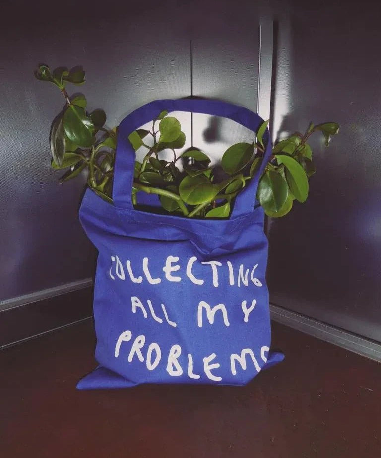yahya studio - COLLECTING MY PROBLEMS Tragetasche • Dunkelblau - Tasche - ROSA ECK Concept Store