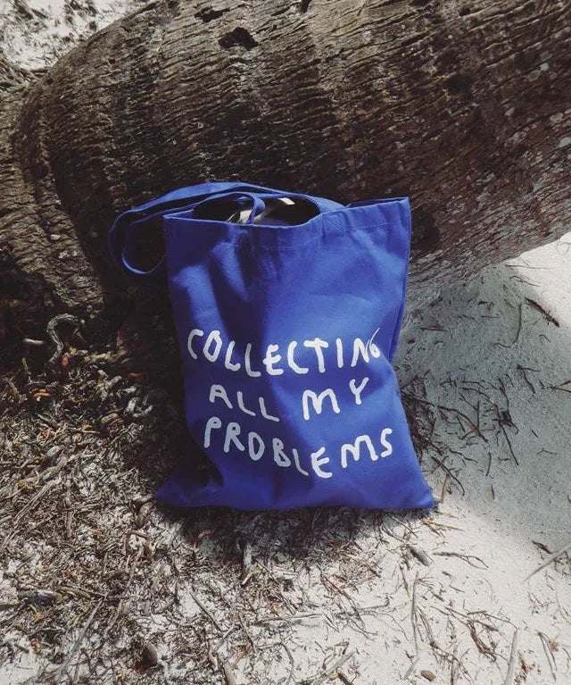 yahya studio - COLLECTING MY PROBLEMS Tragetasche • Dunkelblau - Tasche - ROSA ECK Concept Store