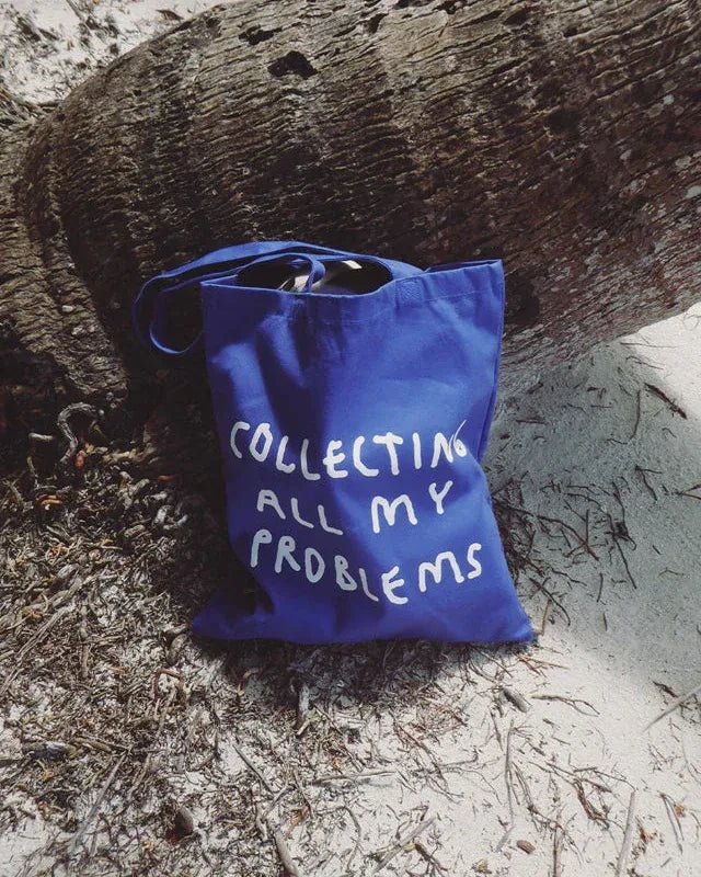 yahya studio - COLLECTING MY PROBLEMS Tragetasche • Dunkelblau - Tasche - ROSA ECK Concept Store