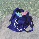 yahya studio - COLLECTING MY PROBLEMS Tragetasche • Dunkelblau - Tasche - ROSA ECK Concept Store