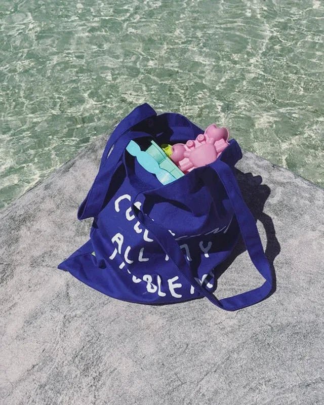 yahya studio - COLLECTING MY PROBLEMS Tragetasche • Dunkelblau - Tasche - ROSA ECK Concept Store