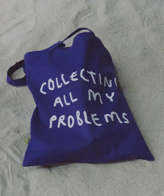 yahya studio - COLLECTING MY PROBLEMS Tragetasche • Dunkelblau - Tasche - ROSA ECK Concept Store