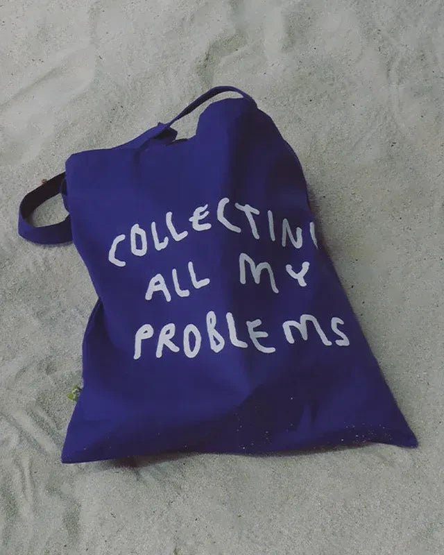 yahya studio - COLLECTING MY PROBLEMS Tragetasche • Dunkelblau - Tasche - ROSA ECK Concept Store