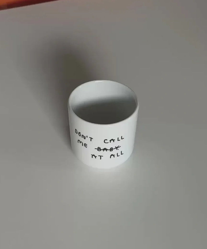 yahya studio - DON'T CALL ME AT ALL Porzellanbecher mit Spruch - ROSA ECK