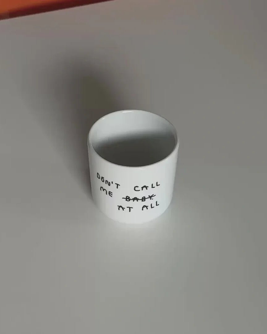 yahya studio - DON'T CALL ME AT ALL Porzellanbecher mit Spruch - ROSA ECK