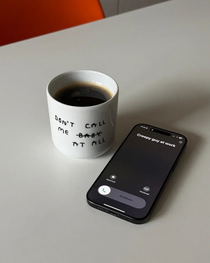 yahya studio - DON'T CALL ME AT ALL Porzellanbecher mit Spruch - ROSA ECK