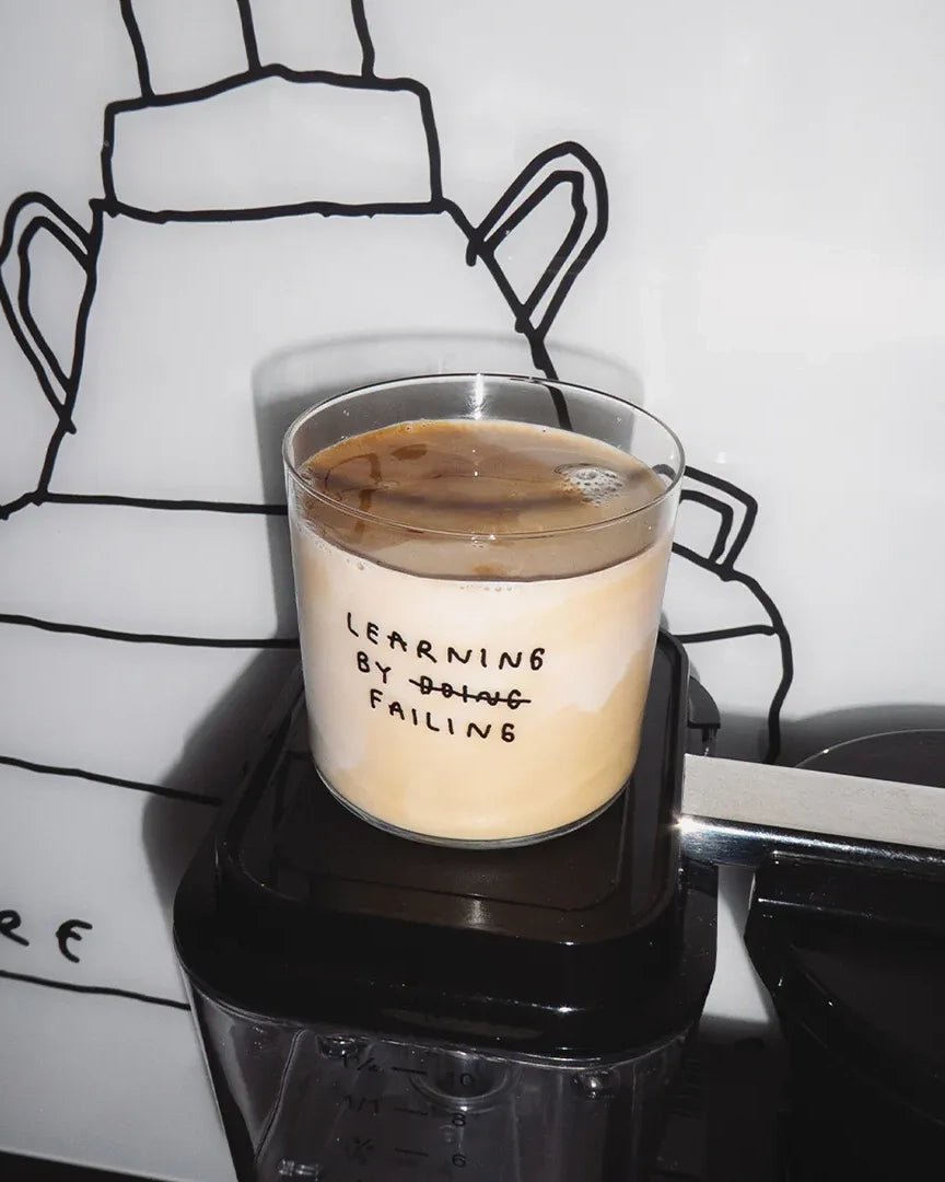 yahya studio - LEARNING BY FAILING Trinkglas mit Statement - Trinkglas - ROSA ECK Concept Store