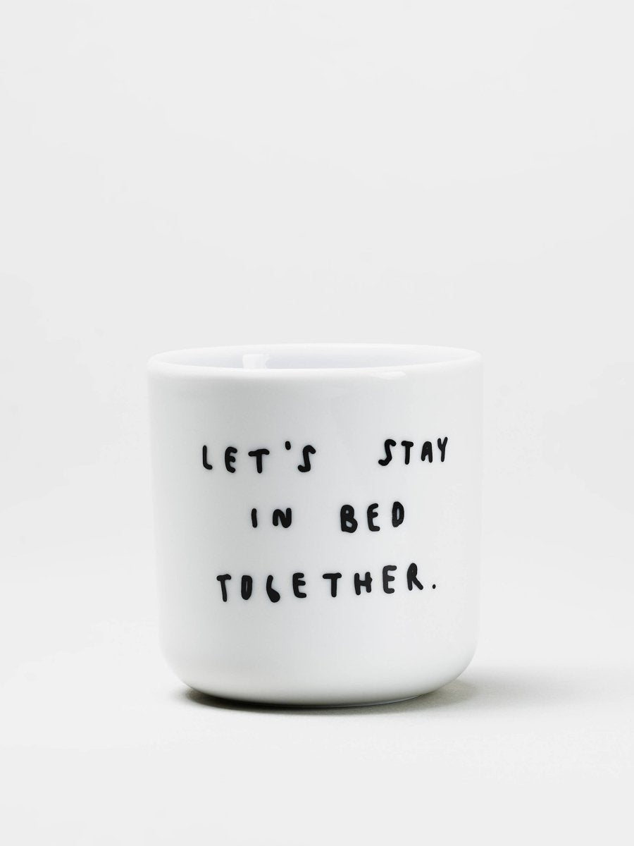 yahya studio - LET'S STAY IN BED TOGETHER Statement - Becher aus Porzellan - ROSA ECK