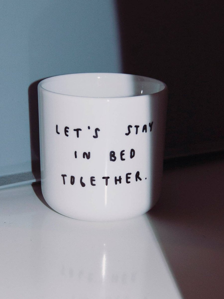 yahya studio - LET'S STAY IN BED TOGETHER Statement - Becher aus Porzellan - ROSA ECK