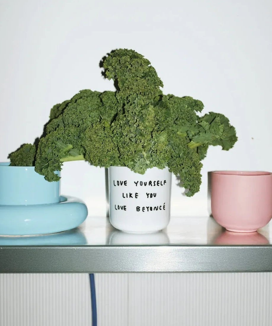 yahya studio - LOVE YOURSELF LIKE YOU LOVE BEYONCÉ Becher mit Spruch - Kaffee - und Teetasse - ROSA ECK