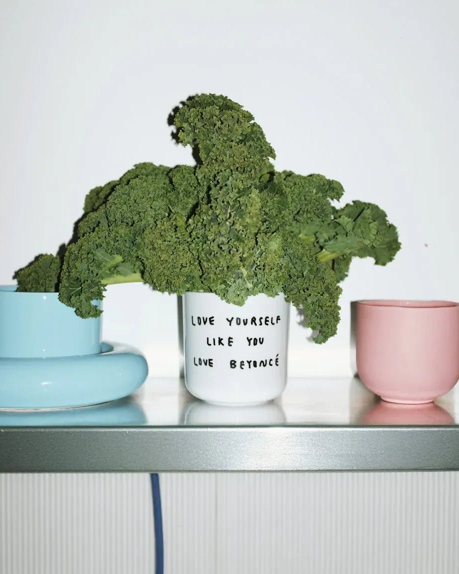 yahya studio - LOVE YOURSELF LIKE YOU LOVE BEYONCÉ Becher mit Spruch - Kaffee - und Teetasse - ROSA ECK