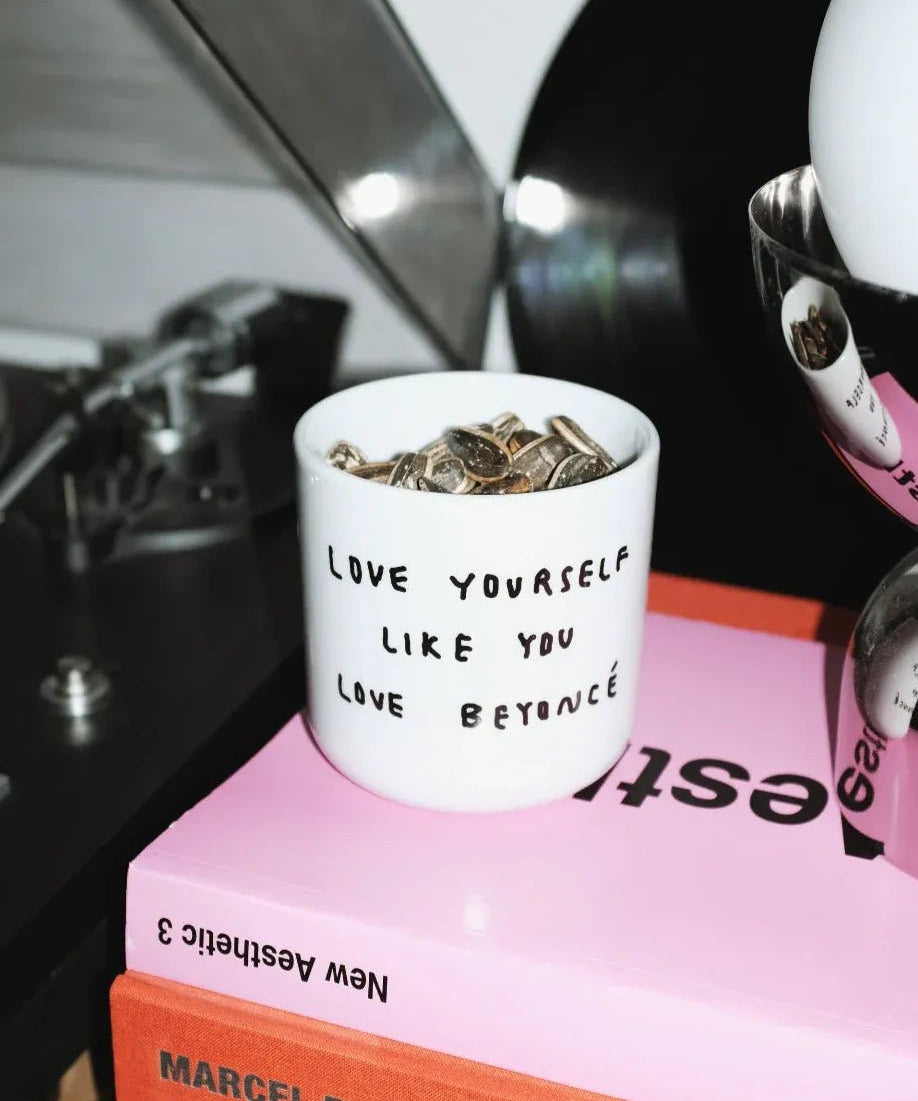 yahya studio - LOVE YOURSELF LIKE YOU LOVE BEYONCÉ Becher mit Spruch - Kaffee - und Teetasse - ROSA ECK