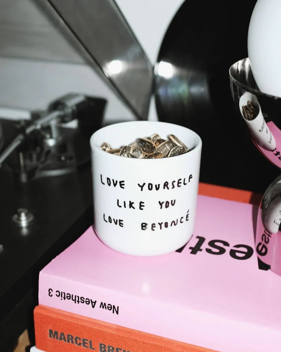 yahya studio - LOVE YOURSELF LIKE YOU LOVE BEYONCÉ Becher mit Spruch - Kaffee - und Teetasse - ROSA ECK