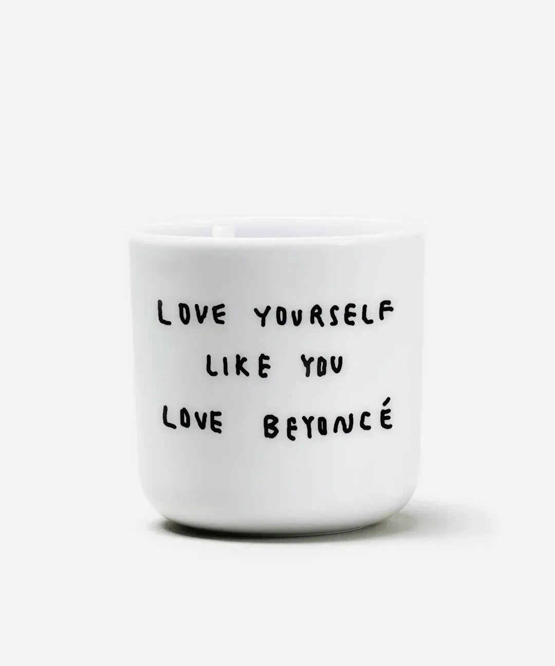 yahya studio - LOVE YOURSELF LIKE YOU LOVE BEYONCÉ Becher mit Spruch - Kaffee - und Teetasse - ROSA ECK