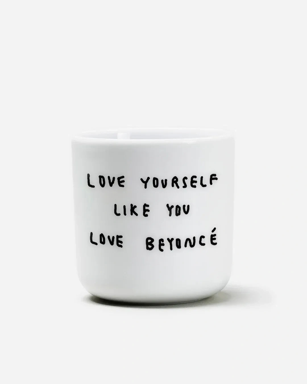 yahya studio - LOVE YOURSELF LIKE YOU LOVE BEYONCÉ Becher mit Spruch - Kaffee - und Teetasse - ROSA ECK