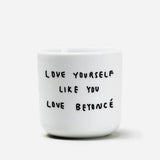 yahya studio - LOVE YOURSELF LIKE YOU LOVE BEYONCÉ Becher mit Spruch - Kaffee - und Teetasse - ROSA ECK