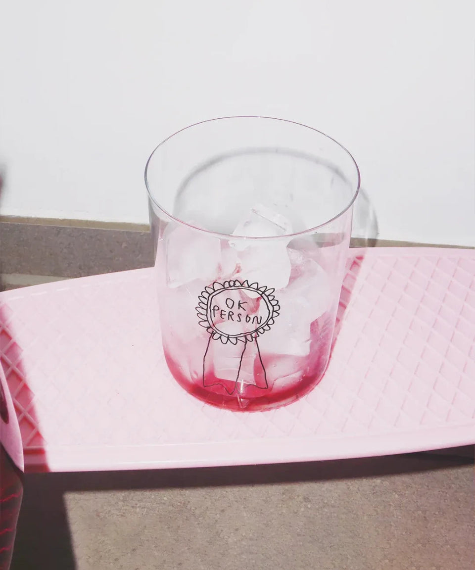 yahya studio - OK PERSON Großes Trinkglas mit Spruch - Trinkglas - ROSA ECK Concept Store