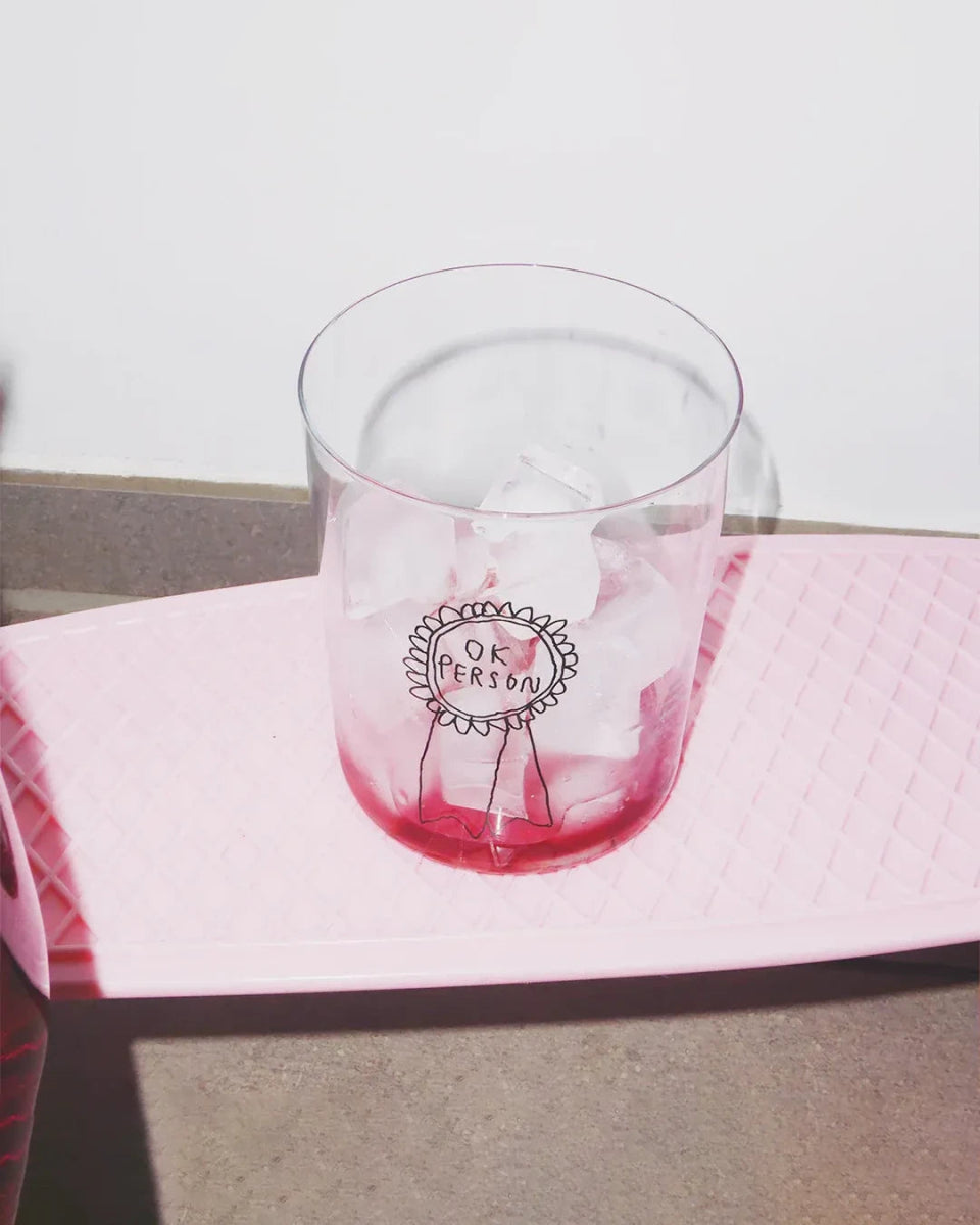 yahya studio - OK PERSON Großes Trinkglas mit Spruch - Trinkglas - ROSA ECK Concept Store