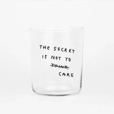 Großes Trinkglas mit Spruch • THE SECRET IS NOT TO CARE