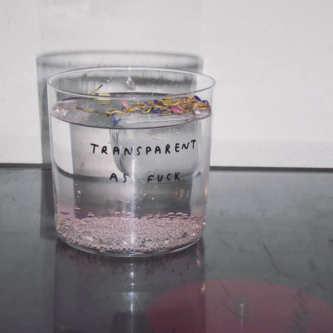 yahya studio - TRANSPARENT AS FUCK Trinkglas mit Statement - ROSA ECK