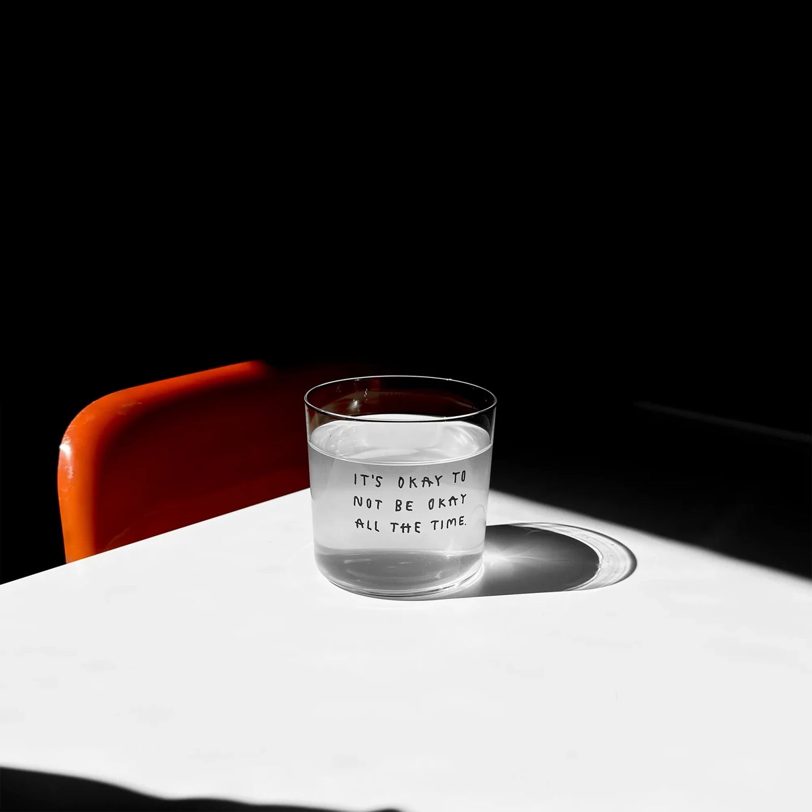 Trinkglas mit Statement • IT'S OKAY – Yahya Studio – Bild 3