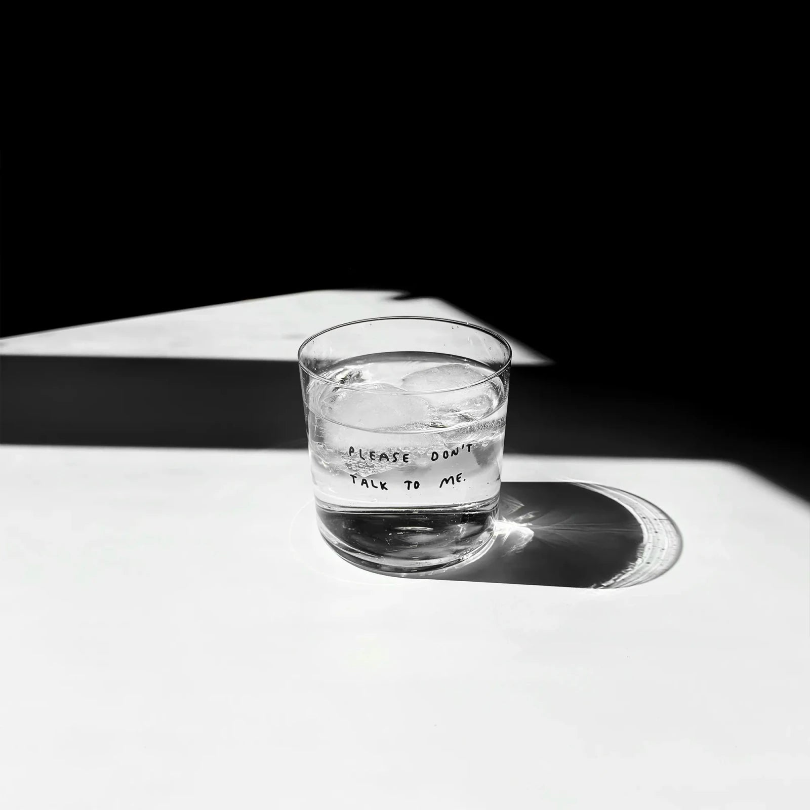 Trinkglas mit Statement • PLEASE DON'T TALK TO ME – Yahya Studio – Bild 4