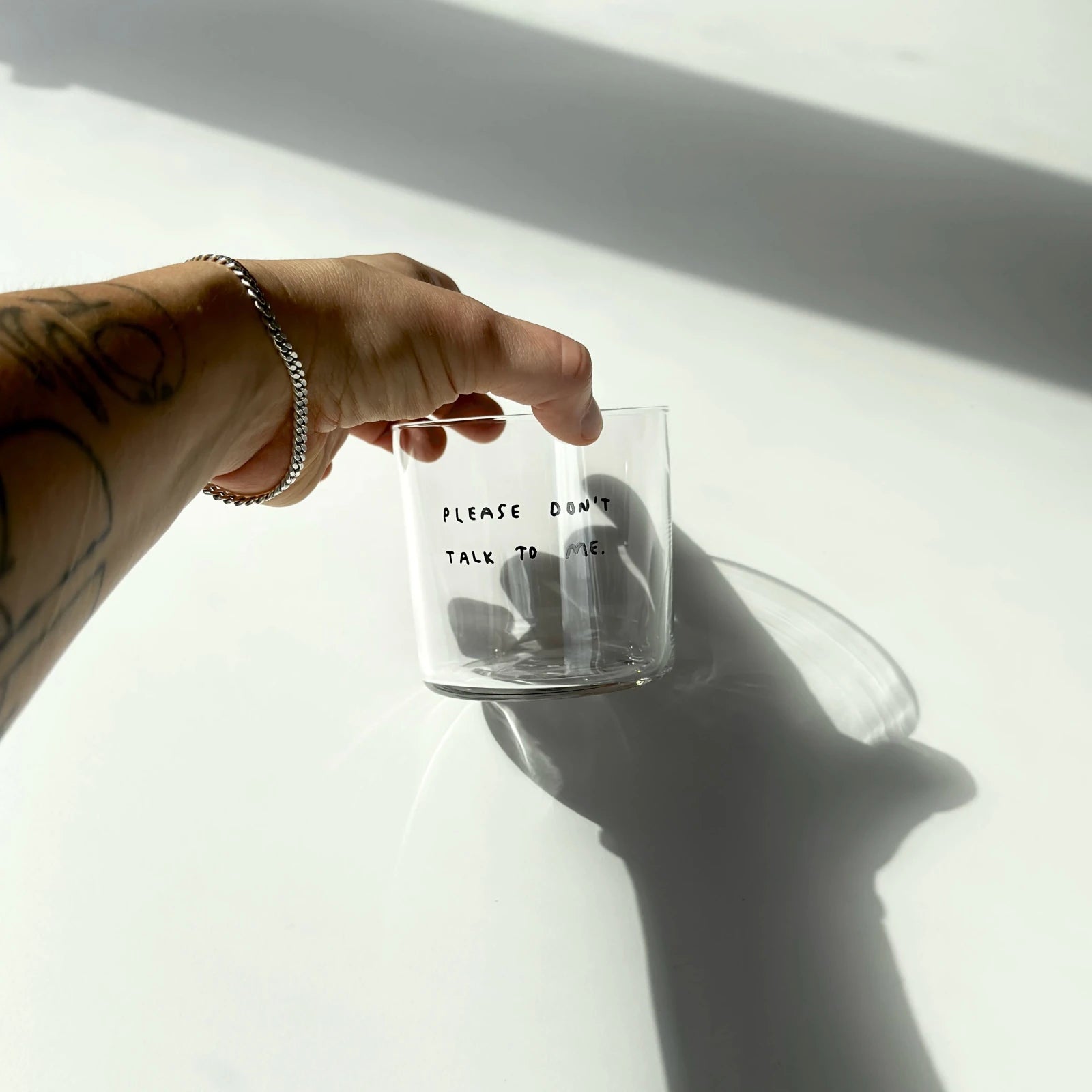 Trinkglas mit Statement • PLEASE DON'T TALK TO ME – Yahya Studio – Bild 2