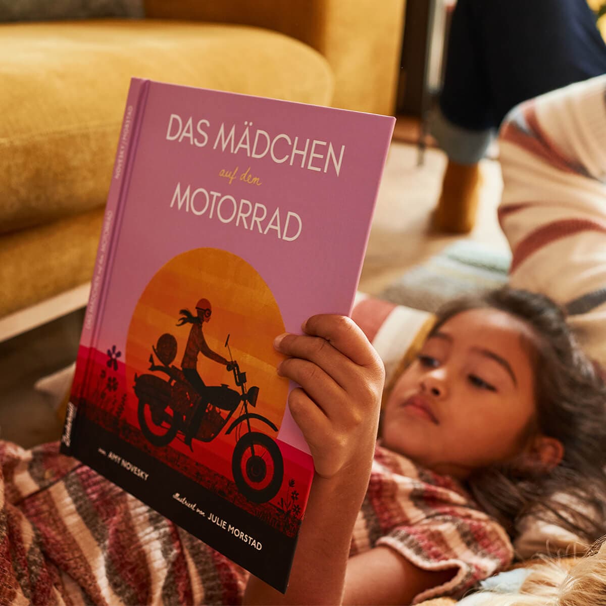 Zuckersüß Verlag - DAS MÄDCHEN AUF DEM MOTORRAD Kinderbuch - ROSA ECK